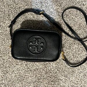 Tori Burch camera bag black excellent condition like new